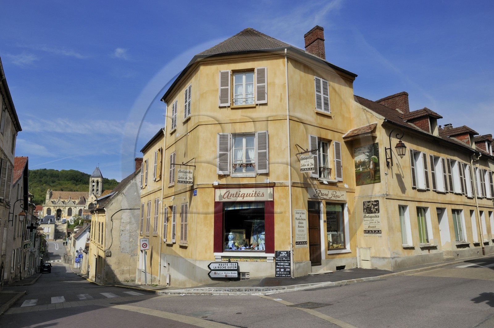 France, Val-d'Oise (95), le village de Vétheuil et son église Notre Dame peinte par Claude Monet