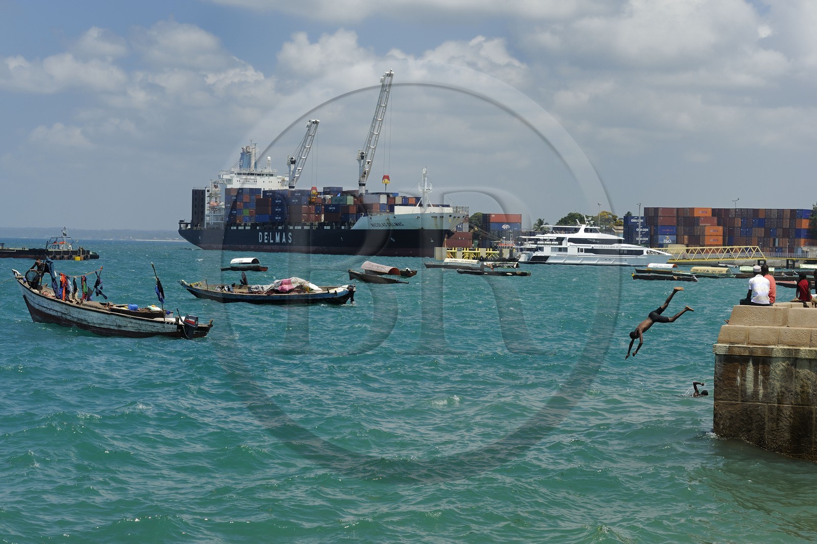 Tanzanie, archipel de Zanzibar, île de Unguja (Zanzibar), ville de Zanzibar, quartier Stone Town, classé Patrimoine Mondial de l' UNESCO, le port de commerce