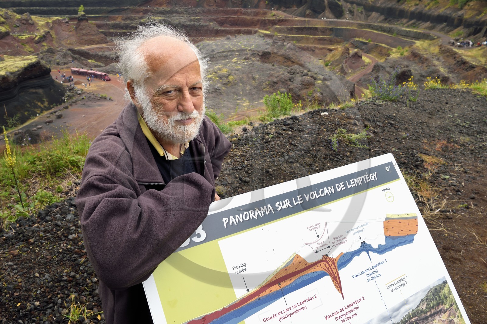 France, Puy-de-Dôme (63), Parc Naturel Régional des Volcans d'Auvergne, Chaine des Puys classée Patrimoine Mondial de l'UNESCO, Saint-Ours-les-Roches, volcan Lemptégy, ancienne carrière devenue site pédagogique ouvert au public, le volcanologue Pierre Boivin