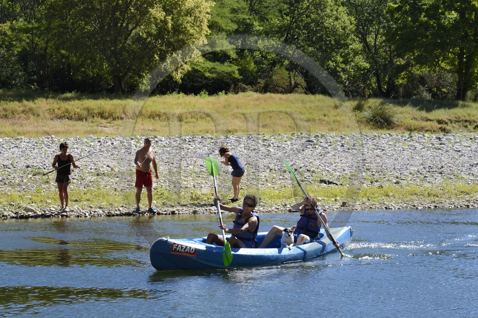 France, Ardèche (07), Balazuc, kayaks descendant la rivière Ardèche entre Balazuc et Pradons