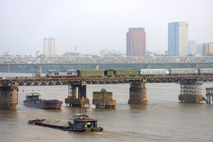 Vietnam, Hanoï, Pont Long Bien anciennement pont Paul Doumer qui enjambe le fleuve Rouge est reservé à la circulation des trains, des deux-roues et des rares piétons