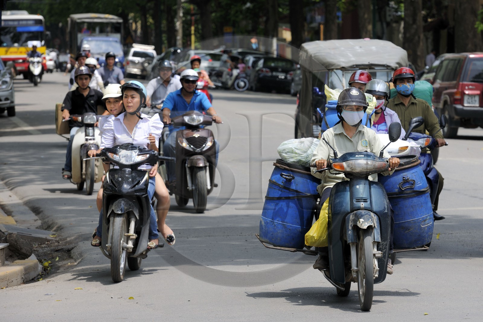Vietnam, Hanoï, circulation en moto dans la vieille ville