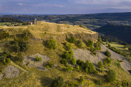 France, Cantal (15), Parc Naturel Régional des Volcans d'Auvergne, Chastel-sur-Murat, Chapelle Saint Antoine du XIIe siècle perchée sur un promontoire, randonneurs sur le chemin de Saint-Jacques de Compostelle par la Via Arverna (vue aérienne)