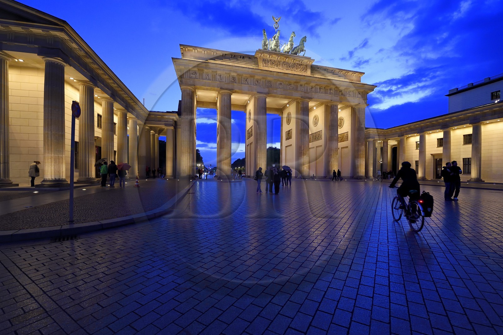 Allemagne, Berlin, Porte de Brandebourg sur l'avenue Under den Linden et Pariser platz