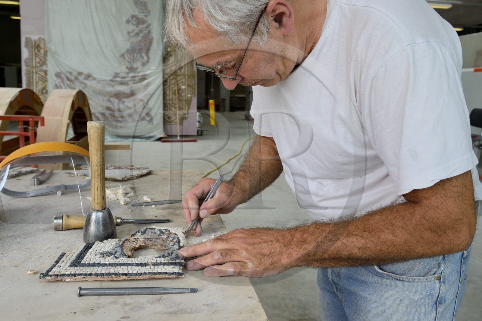 France, Rhône (69), Saint-Romain-en-Gal, atelier de restauration de mosaïques du musée gallo-romain de Saint-Romain-en-Gal, restauration d'un masque du IIème siècle de la maison au cinq mosaïques