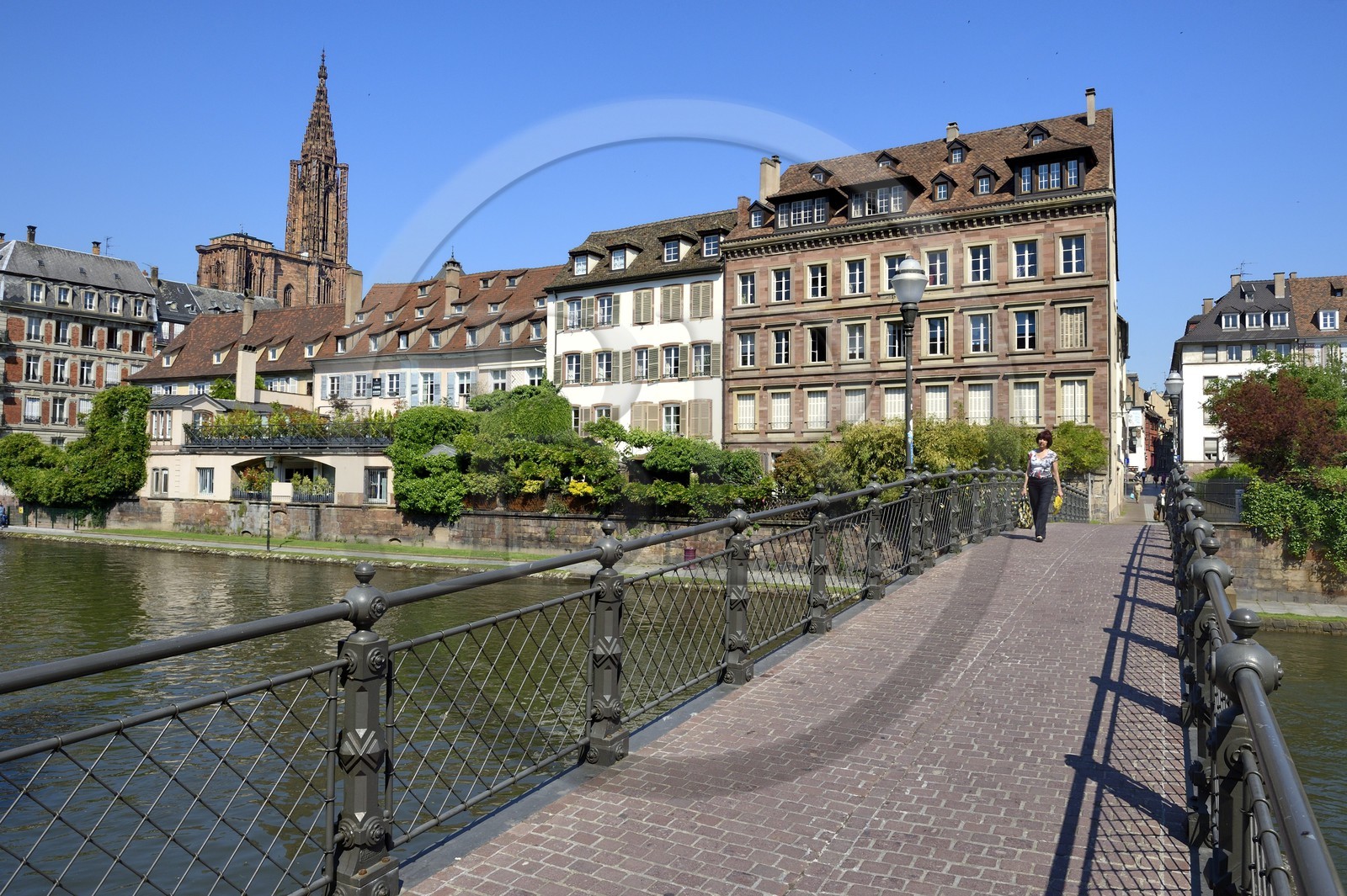 France, Bas-Rhin (67), Strasbourg, les bords de l'ill face au quai des Bateliers, la cathédrale et la Passerelle de l'Abreuvoir