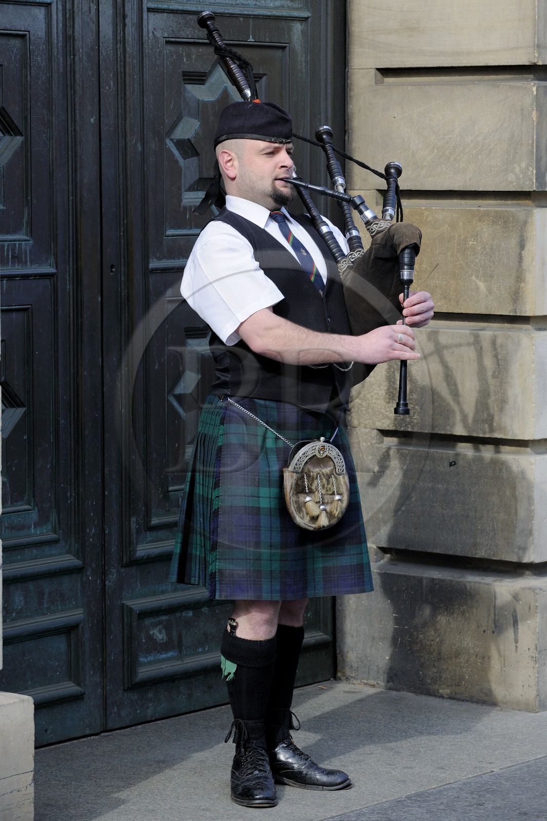 United Kingdom, Scotland, Edinburgh, listed as World Heritage by UNESCO, The Royal Mile, bagpipes player in High Street