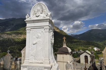 France, Alpes-de-Haute-Provence (04), vallée de l'Ubaye, le cimetière de Jausiers, tombe des quatre frères Audiffred, anciens négociants et propriétaires du magasin Al Puerto de Liverpool à Morelia au Mexique, la Villa mexicaine connue sous le nom de chateau des Magnans en arrière plan