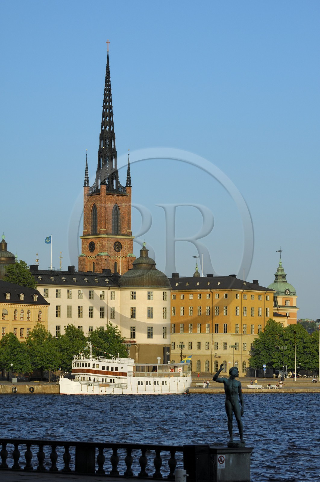 Suède, Stockholm, île de Gamla Stan (vieille ville), île des Chevaliers (Riddarholmen) et l' église des Chevaliers depuis l' Hôtel-de-Ville