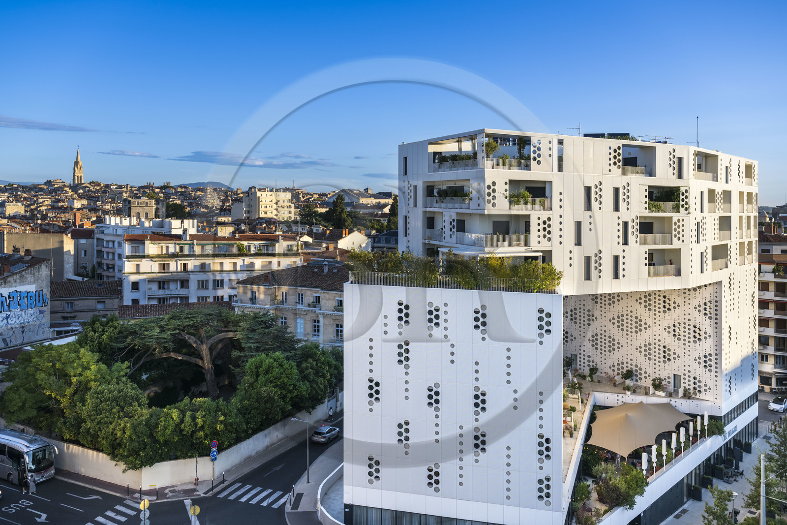 France, Hérault (34), Montpellier, immeuble le Belaroïa regroupant un hotel 4 étoiles le Golden Tulip, un hotel 3 étoiles le Campanile, un restaurant bistronomique Chez Delagare, un bar à cocktail Nectar Cocktail Club, un business center et des appartements privés