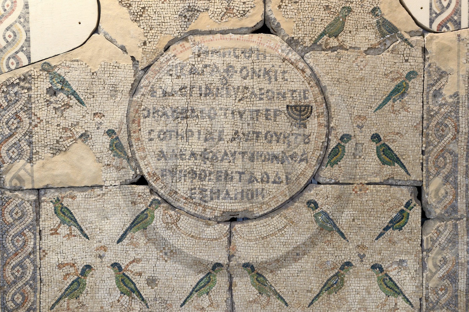 Israel, Jérusalem, quartier de Guivat Ram, musée d'Israel, passage couvert menant au musée d'archéologie, Ulysse et le Nil, sol en mosaïque de la maison de Leontis à Beth Shean datant du 6 siècle de notre ère