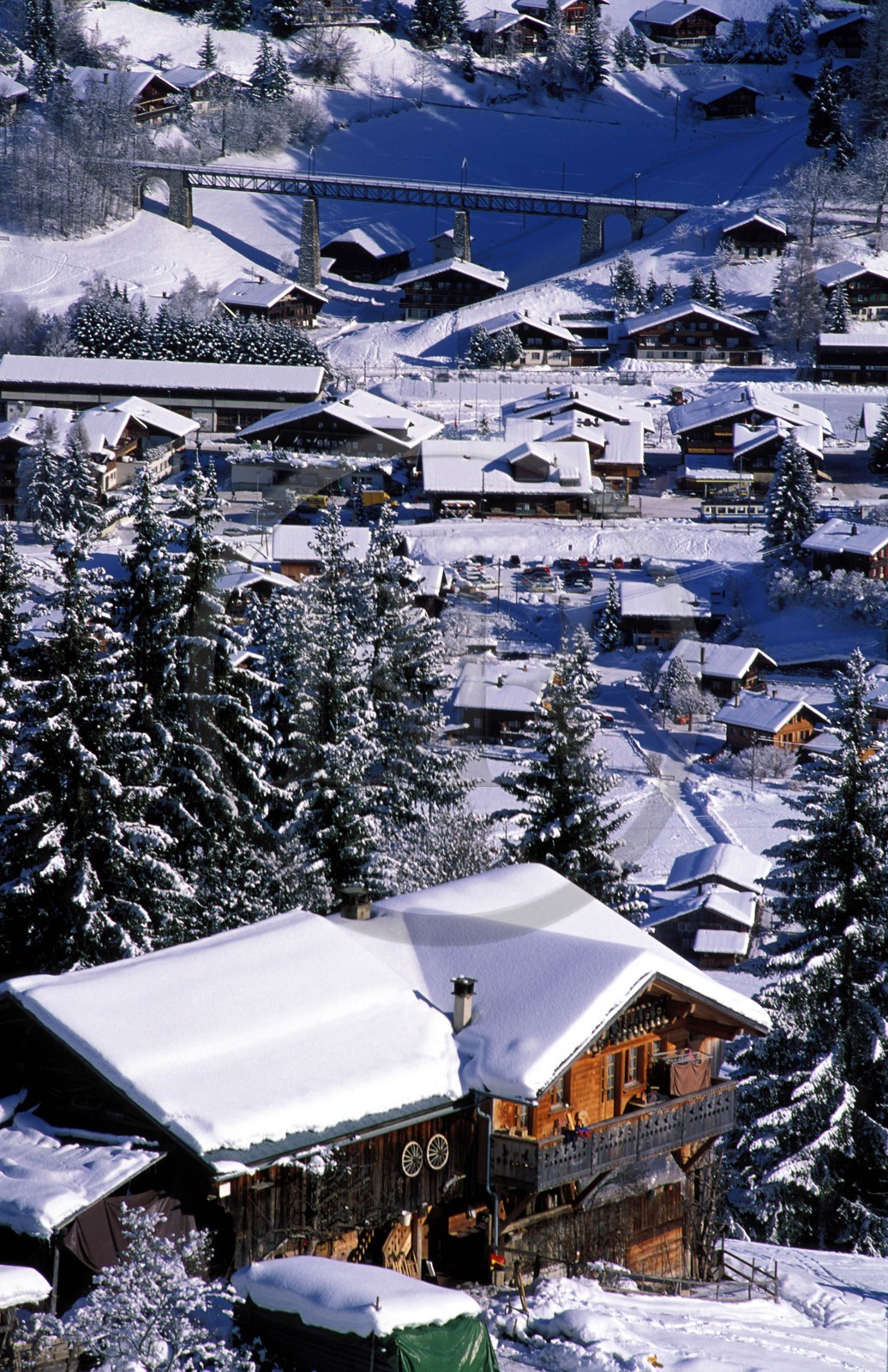 Suisse, région de Bern (Oberland Bernois), Saanenland, ferme sur l'Eggli et village de Gstaad