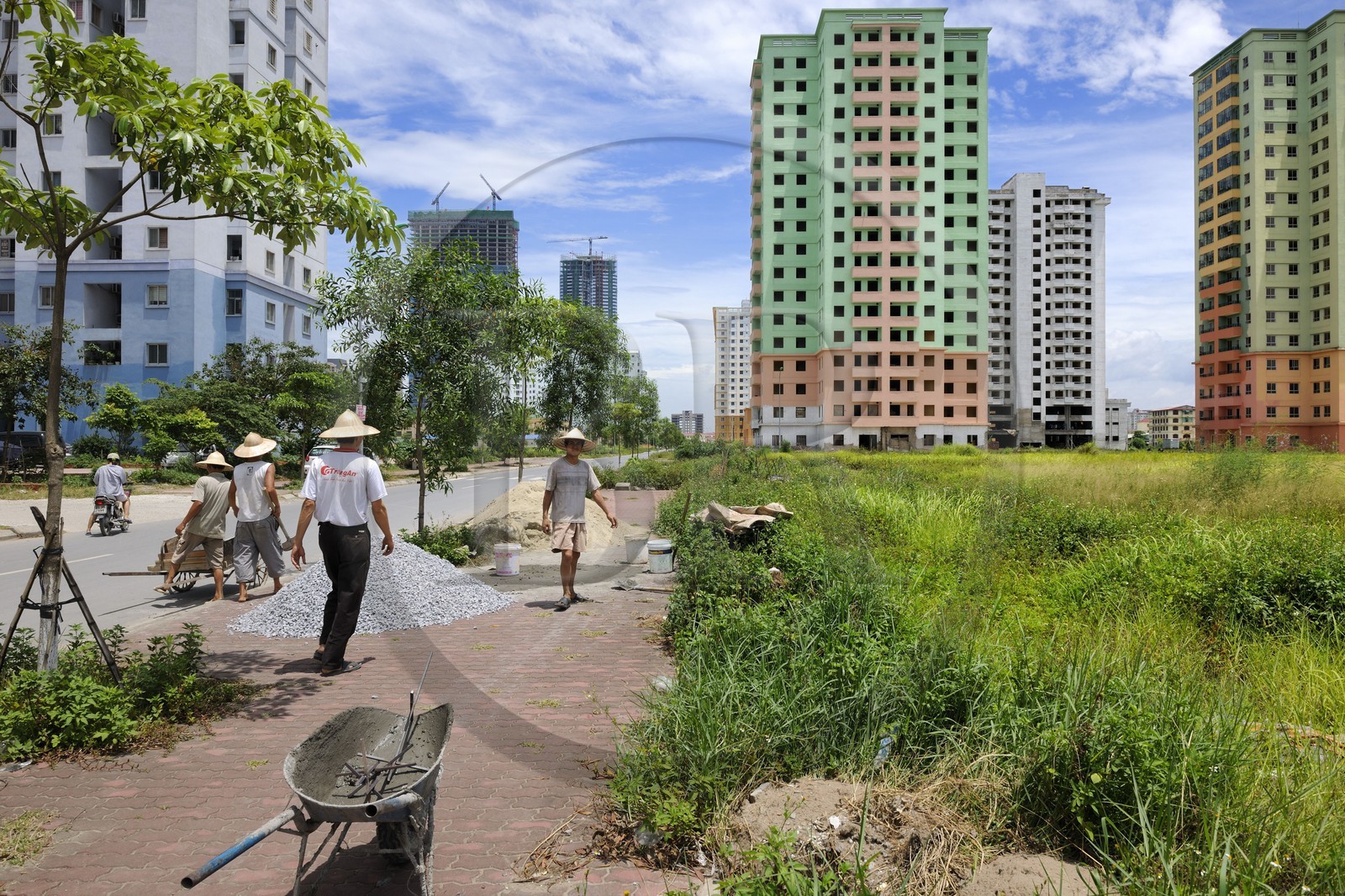 Vietnam, Hanoï, quartier de Cau Giay, le Keangnam Hanoi Landmark Tower est le plus haut gratte-ciel du pays avec 336m (au fond) et nouveaux quartiers