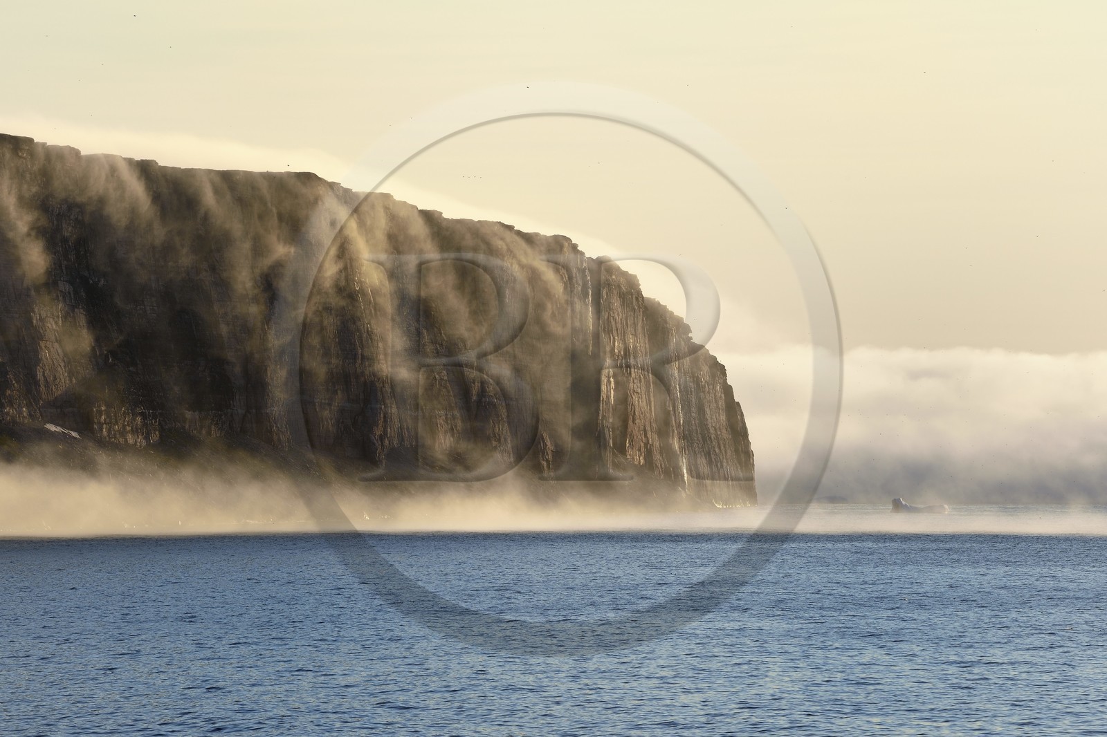 Groenland, cote Nord-Ouest, Murchison sund au nord de Baffin Bay, les falaises vertigineuses de Hakluyt Island au large de la cote ouest de Kiatak (Northumberland Island)