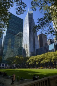 Etats-Unis, New York, Manhattan, Midtown, Bank of America Tower (2009) sur la 42nd Street et 6th Avenue depuis Bryant Park