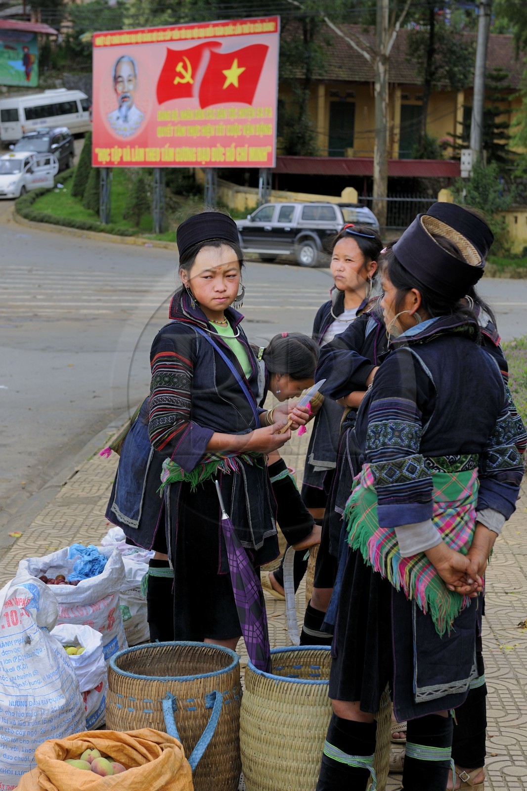 Vietnam, province de Lao Cai, ville de Sapa, groupe de femmes de la minorité Hmong Noir sous le regard d'Ho Chi Minh