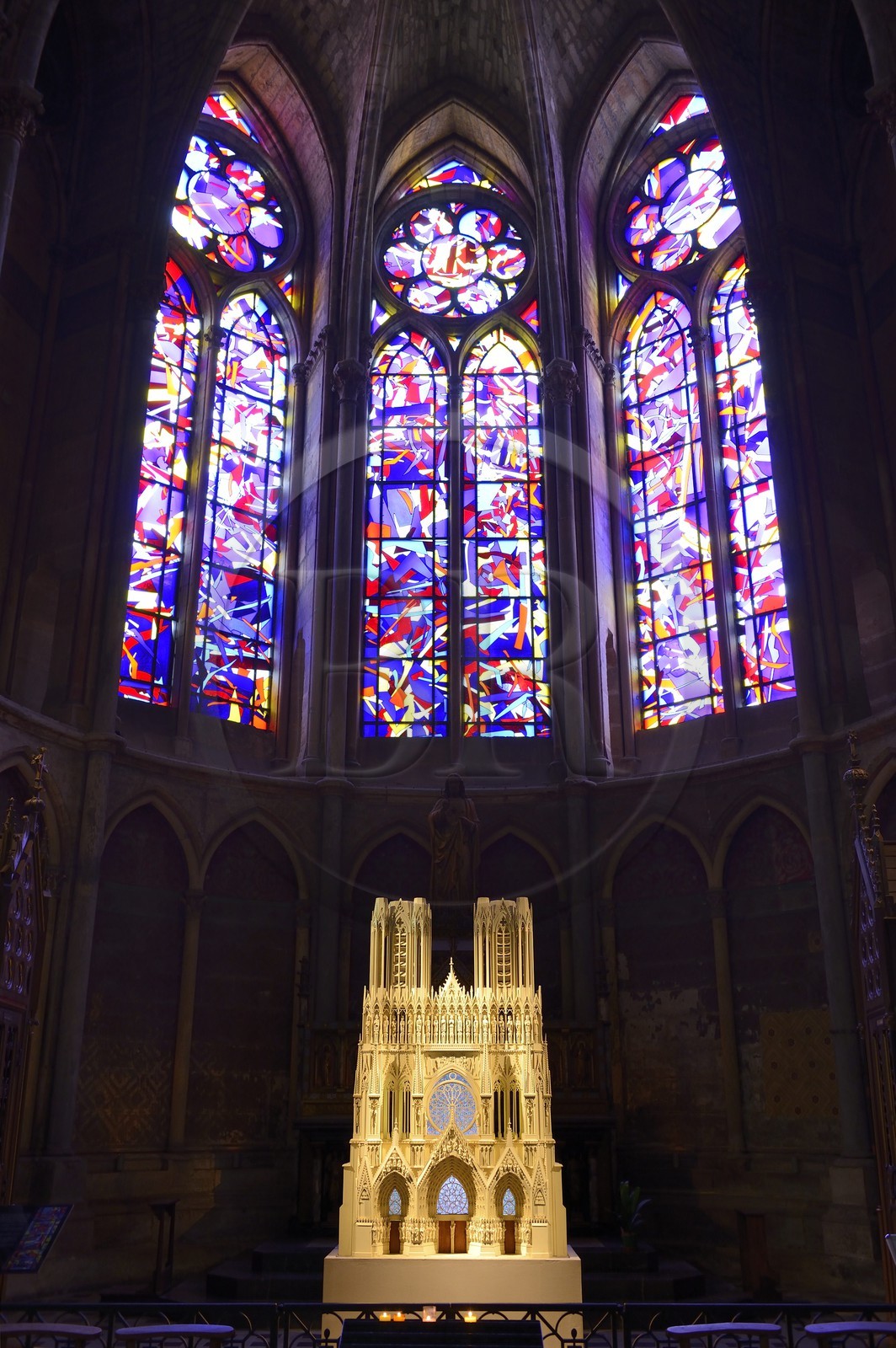 France, Marne (51), Reims, la cathédrale Notre-Dame de Reims, classée Patrimoine Mondial de l'UNESCO, vitraux de la chapelle axiale d'Imi Knoebel réalisés par les ateliers de maitres verriers Duchemin à Paris et Simon Marq à Reims