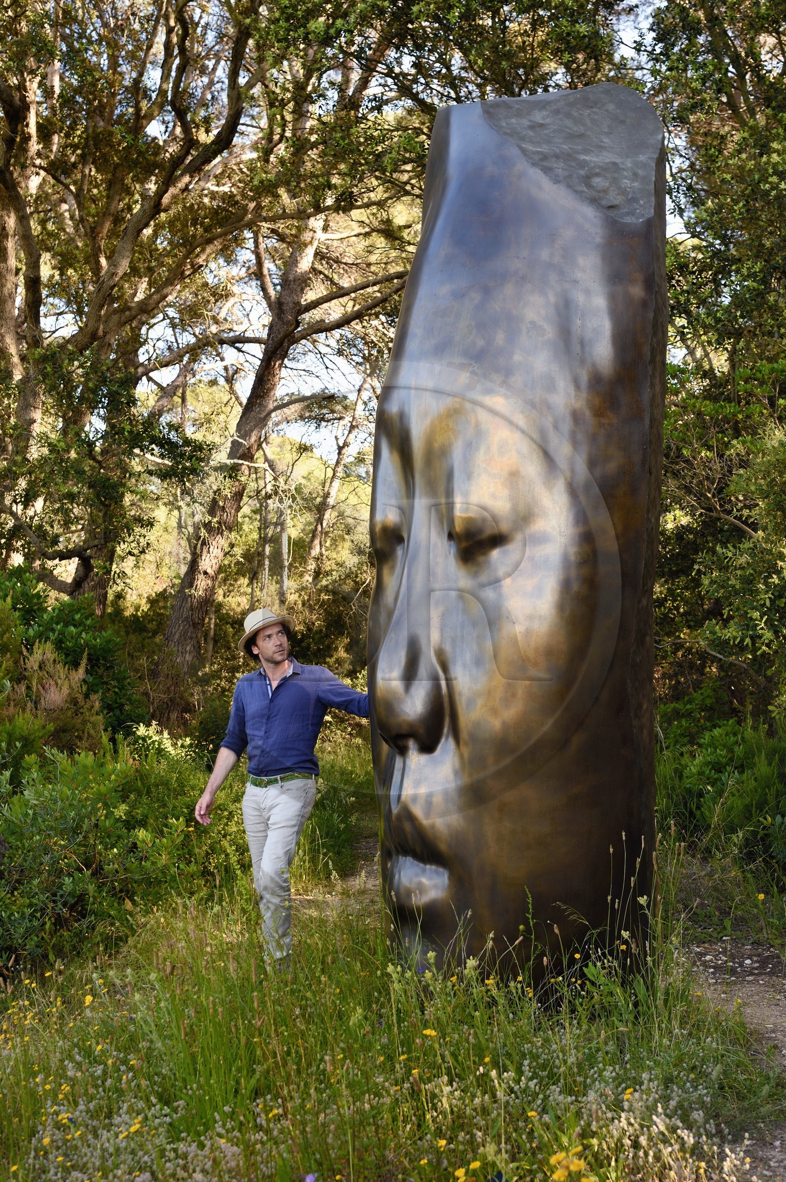 France, Var (83), Iles d'Hyères, parc national de Port Cros, Ile de Porquerolles, la Fondation Carmignac, une sculpture de Les trois alchimistes de Jaume Plensa, Charles Carmignac directeur de la Fondation Carmignac