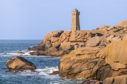 France, Côtes-d'Armor (22), Côte de Granit Rose, Perros-Guirec, Ploumanac'h, pointe de Skewell (Squéouel), le phare de Mean Ruz sur le sentier des Douaniers aussi chemin de Grande Randonnée GR 34