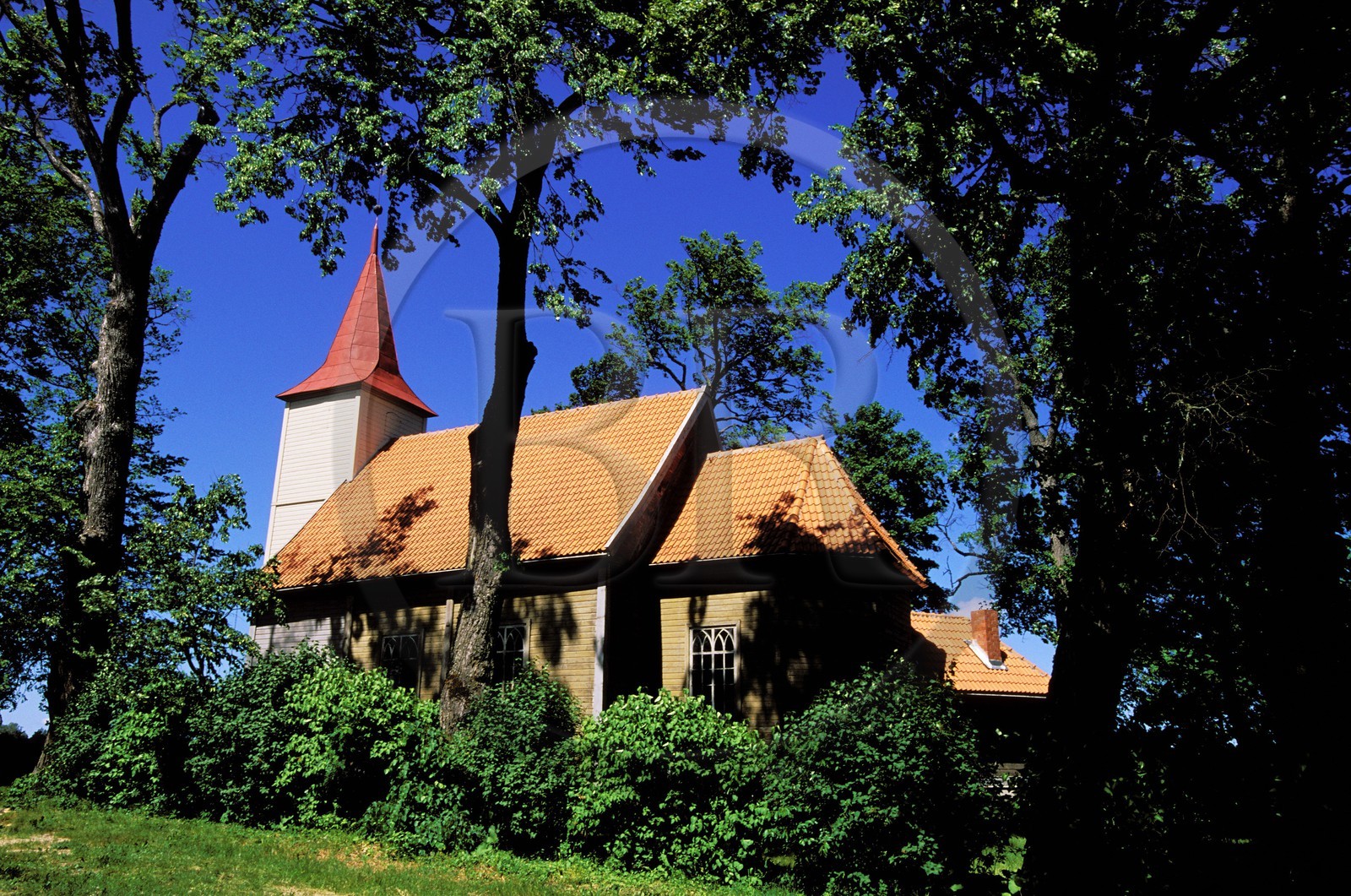 Lettonie (Pays Baltes), région de Kurzeme, la plus ancienne église en bois des pays baltes à Igene non loin de Talsi