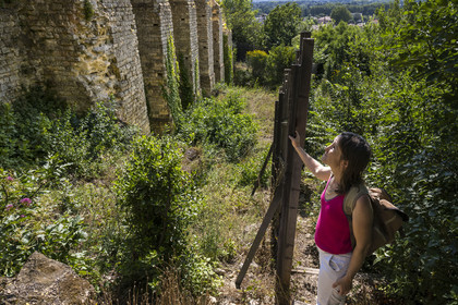 France, Vaucluse (84), Orange, soutènement romain du troisième temple de la triade capitoline en haut de la colline Saint-Eutrope, classée Patrimoine Mondial de l'UNESCO, expliqué par l'archéologue Anaïs Roumégous