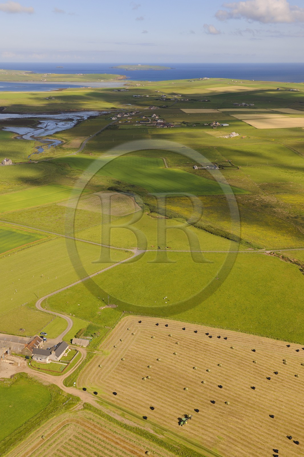 Royaume-Uni, Ecosse, Iles Orcades, Ile de Mainland, champs et fermes éparses le long du Deer Sound (vue aérienne)