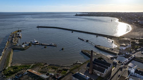 France, Loire-Atlantique (44), Saint-Nazaire, la pince de crabes (surnom donné à l'entrée Sud au bassin portuaire par les deux jetées) et la plage (vue aérienne)