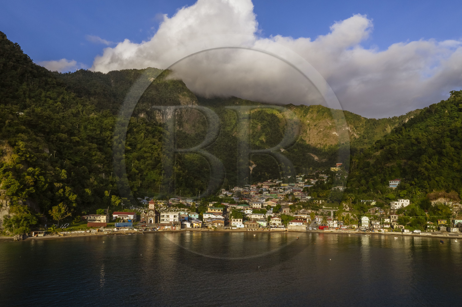 Caraïbes, Ile de la Dominique, baie de Soufrière, la plage et le village de Soufrière (vue aérienne)