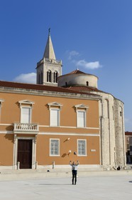 Croatie, Dalmatie, côte dalmate, Zadar, le forum romain, l'église Saint Donat et le campanile de la cathédrale