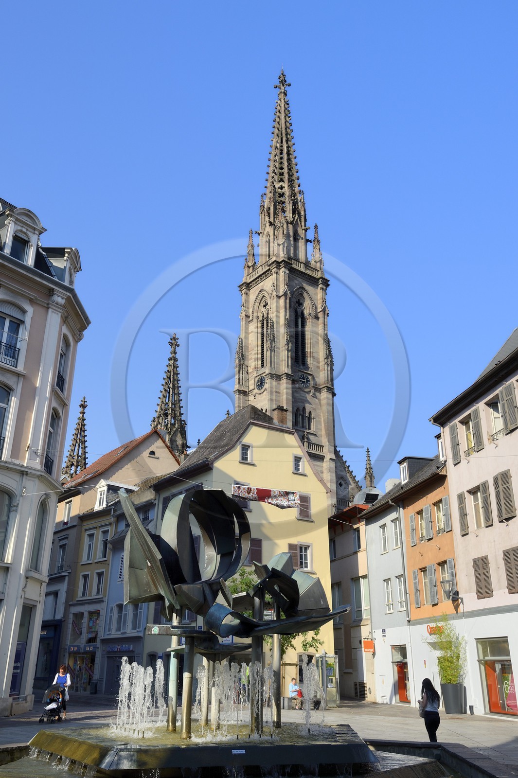 France, Haut-Rhin (68), Mulhouse, la fontaine de la Place des Victoires au milieu de la rue du Sauvage, le temple Saint-Etienne en arrière plan