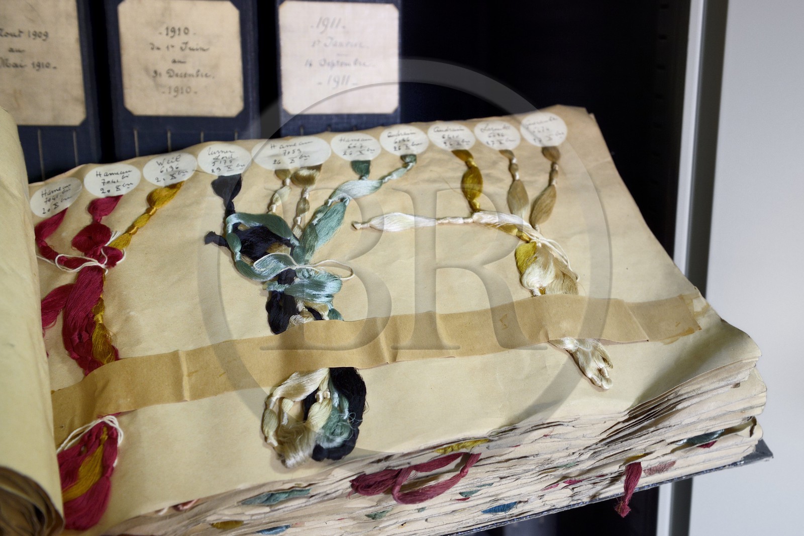 France, Rhône (69), Lyon, quartier de la Croix-Rousse, Manufacture de soieries Prelle, les archives comptent plusieurs dizaines de milliers de documents, livre de mouchets qui sont les références des coloris des chaînes conservées par les manufactures servant au teinturier à reproduire fidèlement un même coloris