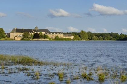 France, Ille-et-Vilaine (35), forêt de Brocéliande, l'abbaye de Paimpont en bordure de l'étang