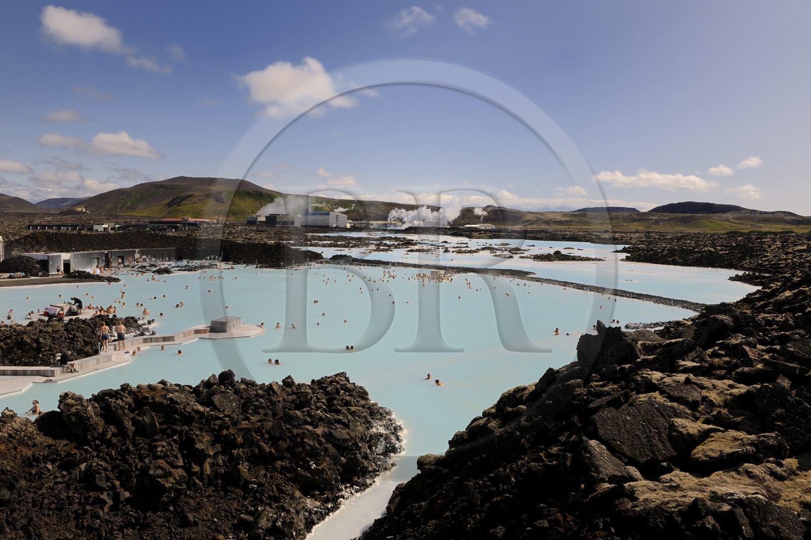 Islande, Grindavik, baignade au Blue Lagoon avec en fond l'usine Géothermique
