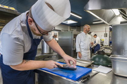France, Charente-Maritime (17), La Rochelle, le chef étoilé Christopher Coutanceau dans les cuisines de son restaurant gastronomique 2 étoiles Michelin