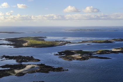 France, Finistère (29), parc naturel régional d'Armorique, mer d'Iroise, Ile de Quéménès dans l'Archipel de Molène, l'Ile de Molène et Ouessant en arrière plan (vue aérienne)