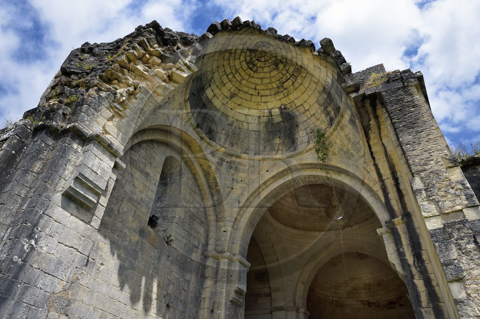 France, Dordogne (24), Périgord Vert, Villars, abbaye cistercienne de Boschaud du 12ème siècle qui dépendait de l'abbaye de Clairvaux, ruines de l'église abbatiale