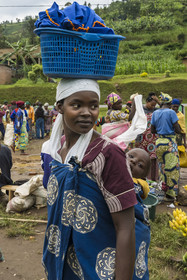 Rwanda, Province du Nord, District de Musanze (Ruhengeri), jour de marché à Muryabazira sur la Route Nationale 4 entre Kigali et Ruhengori, femme transportant son bébé dans son dos et un panier sur sa tête