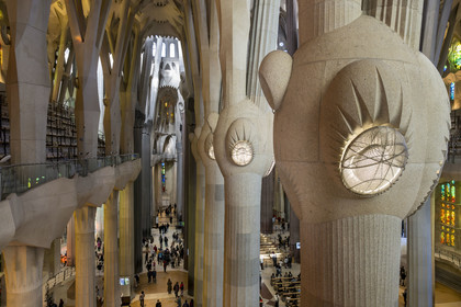 Espagne, Catalogne, Barcelone, quartier de l'Eixample, basilique de la Sagrada Familia de l'architecte du modernisme catalan Antoni Gaudi classée Patrimoine Mondial de l'UNESCO, au dessus du noeud, les colonnes du vaisseau central (nef) se subdivisent en branches tel un arbre