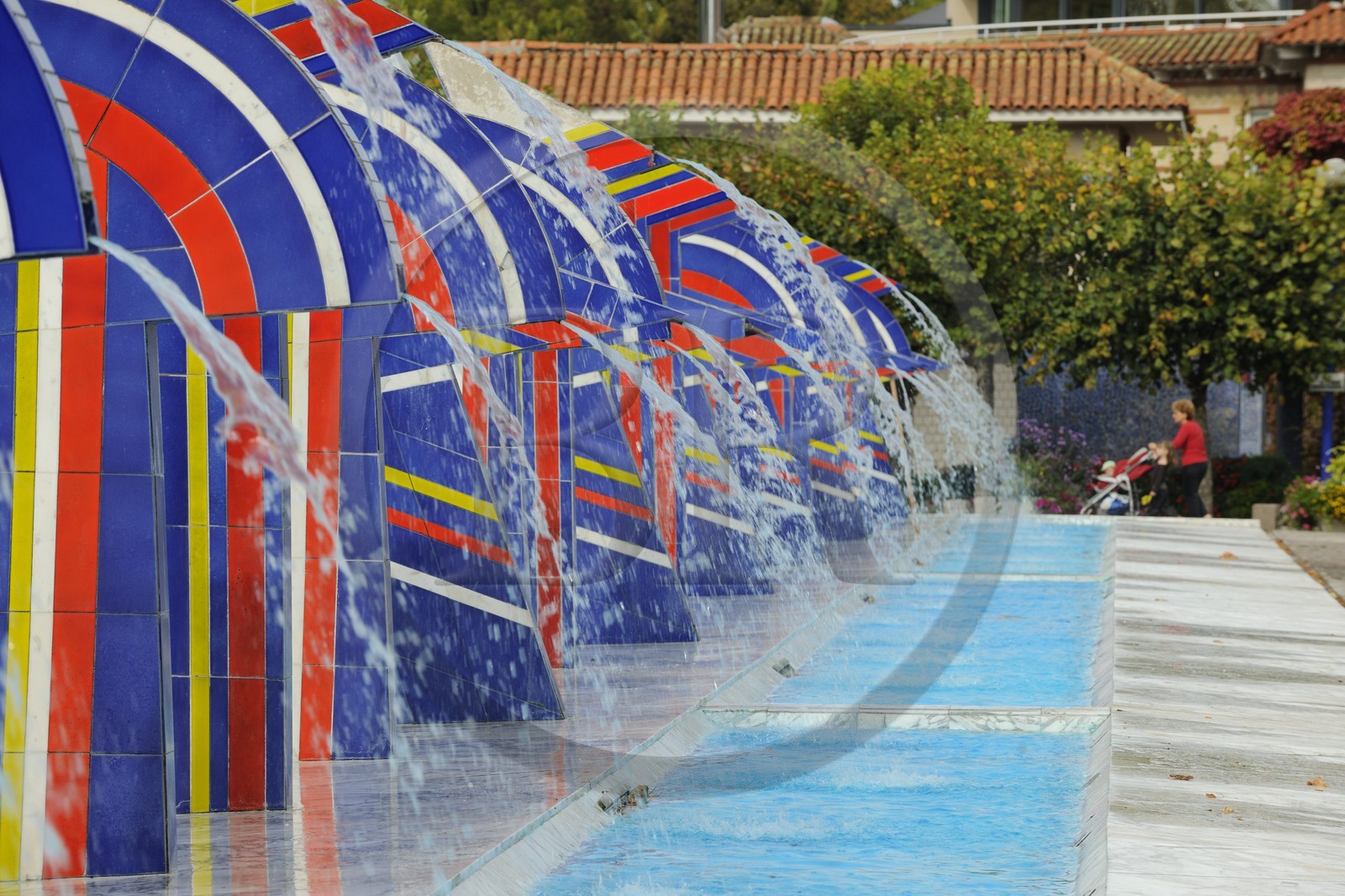 France, Vosges (88), Station thermale de Contrexéville, La place des fontaines, place rectangulaire affirmée par son sol en pavés porphyre, elle porte les 24 fontaines de marbres de Carrare et de lave émaillée, dressées entre 2,50 et 3,50 mètres