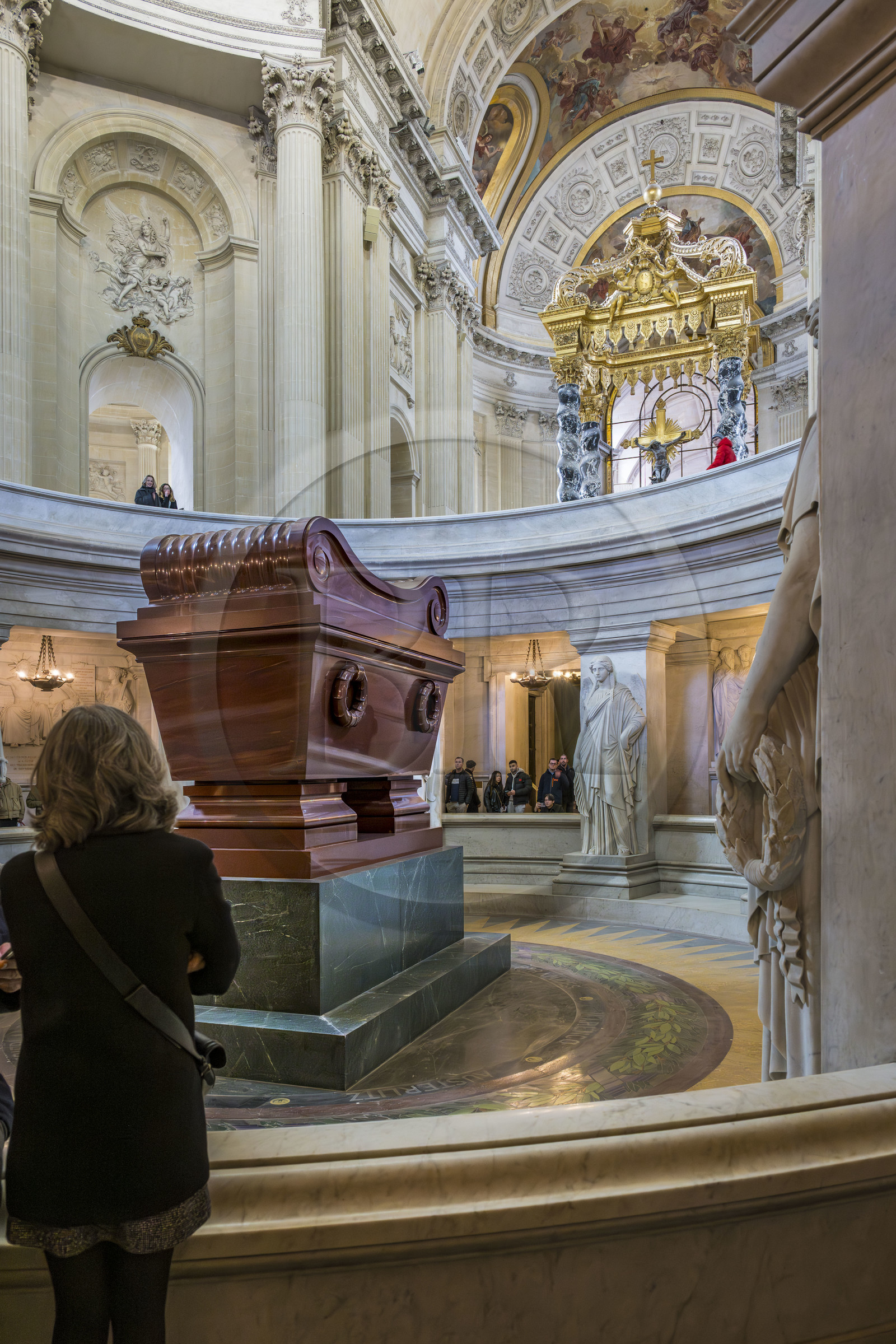 France, Paris (75), Hotel des Invalides, la cathédrale Saint-Louis-des-Invalides, le panthéon militaire, le tombeau de Napoléon 1er en quartzite rouge
