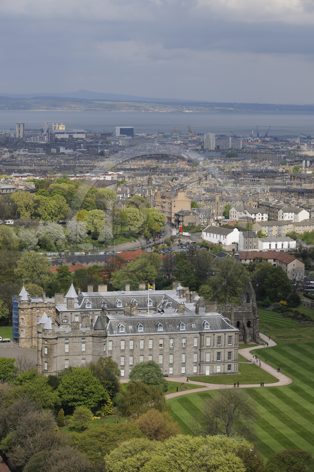 United Kingdom, Scotland, Edinburgh, listed as World Heritage by UNESCO, Royal Palace of Holyrood and the city extending towards the Firth of Forth