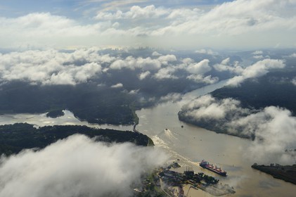 Panama, Canal de Panama à Gamboa, le bras de la rivière Chagres qui alimente le canal et le lac Gatun en eau, la coupe Gaillard (ou coupe Culebra) et la skyline de la ville de Panama City en arrière plan (vue aérienne)