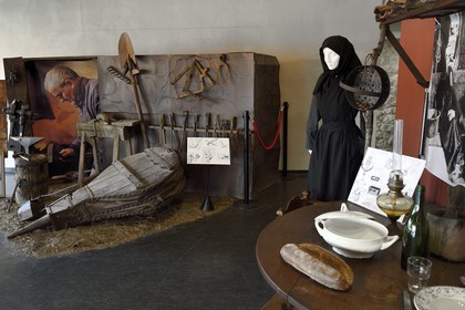 France, Corse-du-Sud (2A), Sartène, Musée de préhistoire corse et d’archéologie, Art et traditions populaires