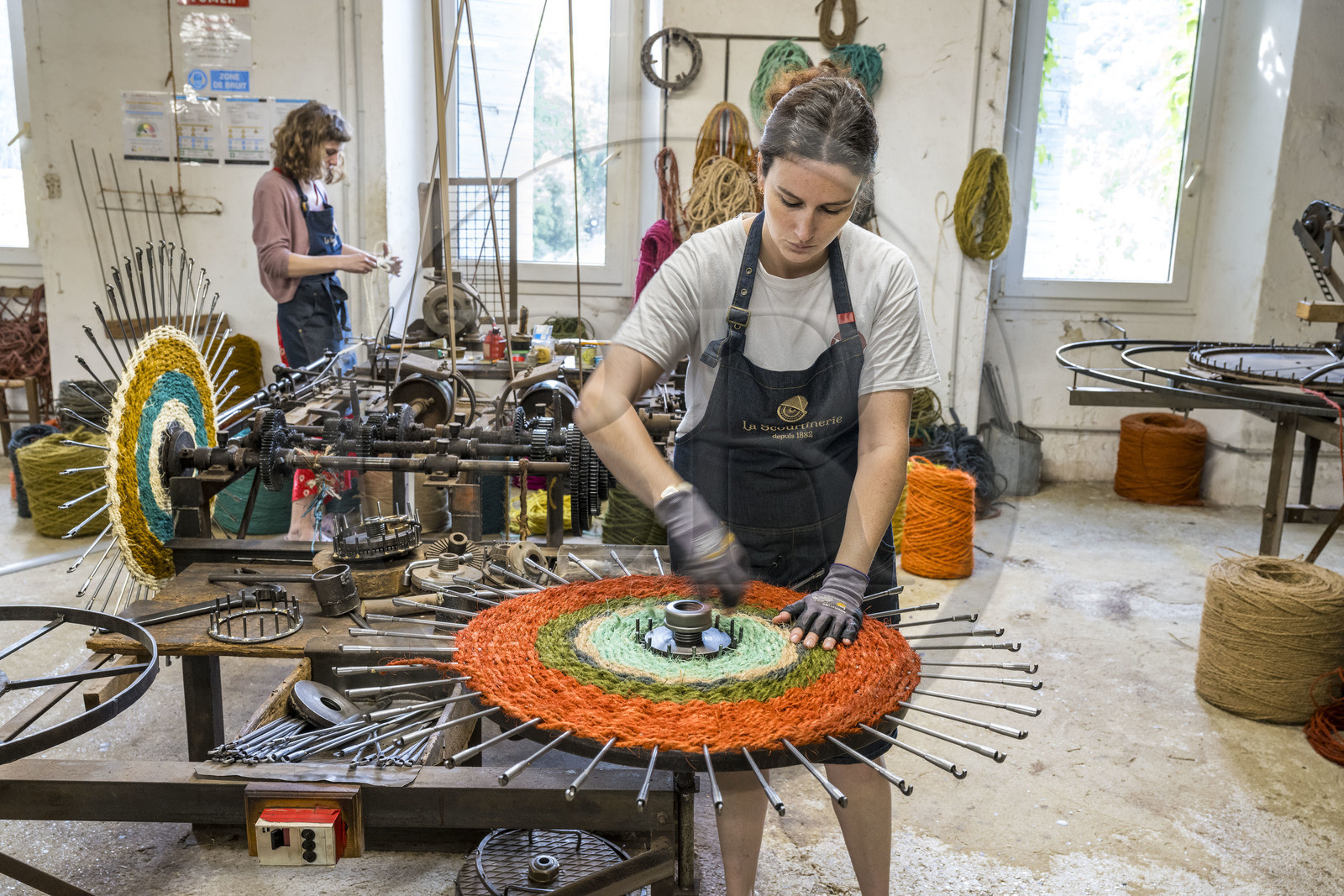 France, Drôme (26), Drôme provençale, Nyons, La Scourtinerie, dernière manufacture de scourtins de Provence, filtres traditionnels utilisés dans la fabrication de l'huile d'olive mais conçus aussi aujourd'hui comme objets de décoration en fibre de coco, fabrication de scourtins dans leur atelier sur des appareils à tisser circulaires faits sur mesure
