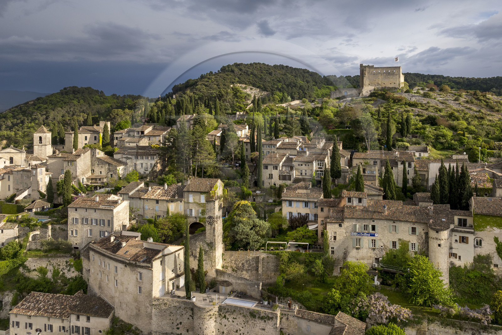 France, Vaucluse (84), Dentelles de Montmirail, Vaison-la-Romaine, la cité médiévale dominée par le chateau des Comtes de Toulouse construit au XIIe siècle et la tour beffroi du XIVe - XVIIIe siècle dite Tour de l'Horloge (vue aérienne)