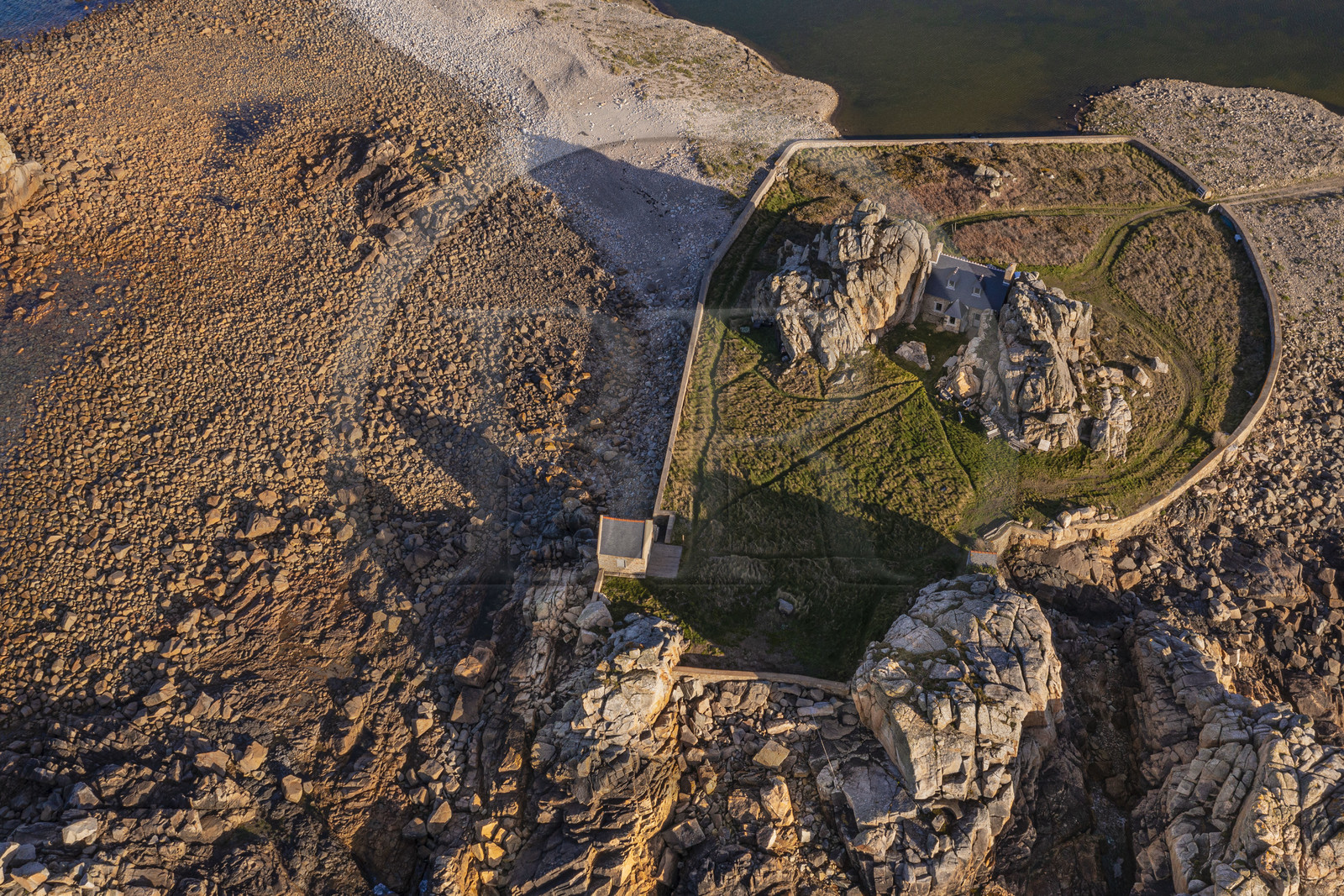 France, Côtes-d'Armor (22), Côte d'Ajoncs, Plougrescant, site du gouffre de Plougrescant sur le chemin de Grande Randonnée GR 34, la petite maison de Castel Meur, toute représentation à usage commerciale de cette maison est interdite (vue aérienne)