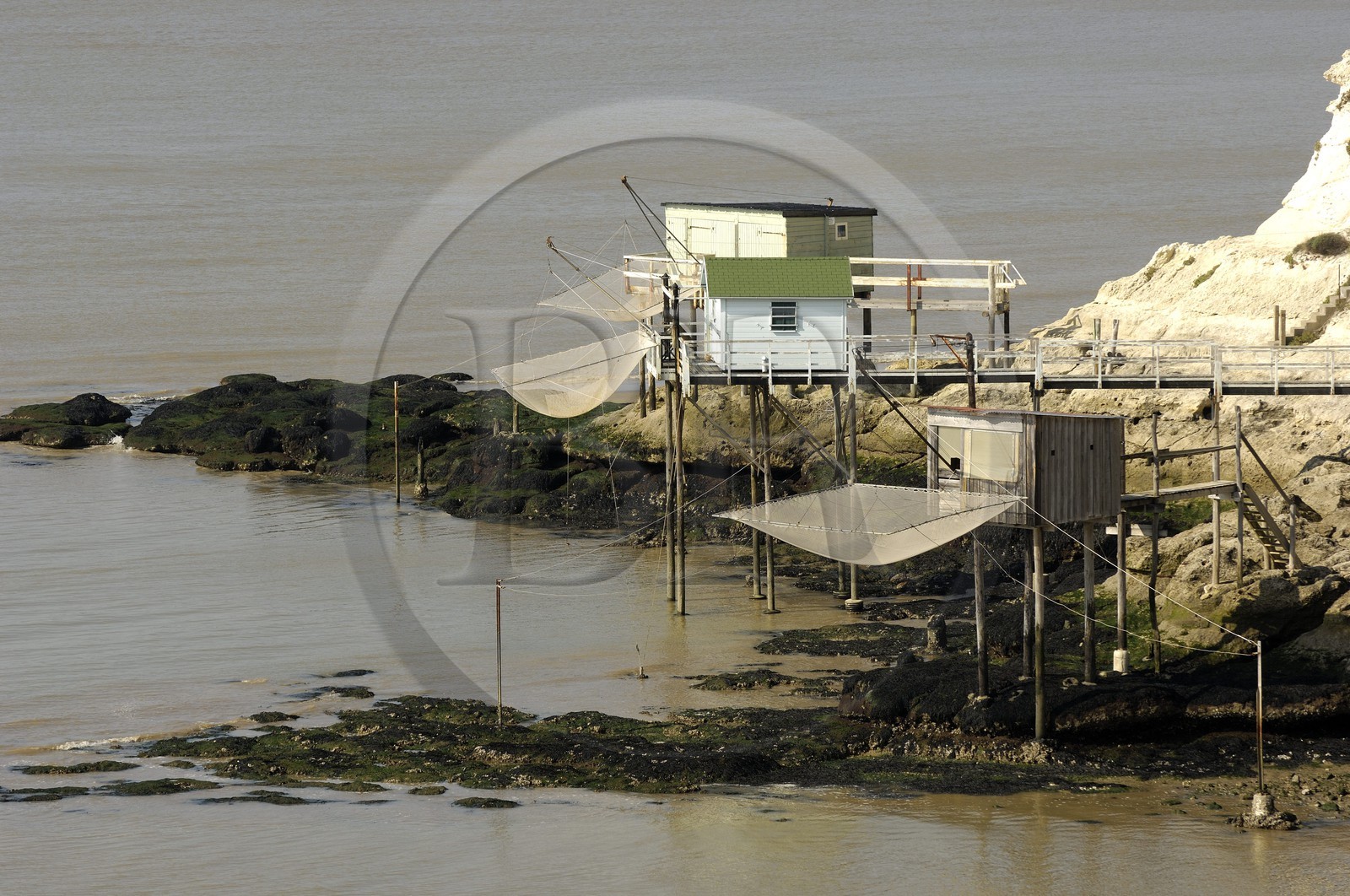 France, Charente-Maritime (17), Meschers-sur-Gironde, carrelets sur la plage de Cadet