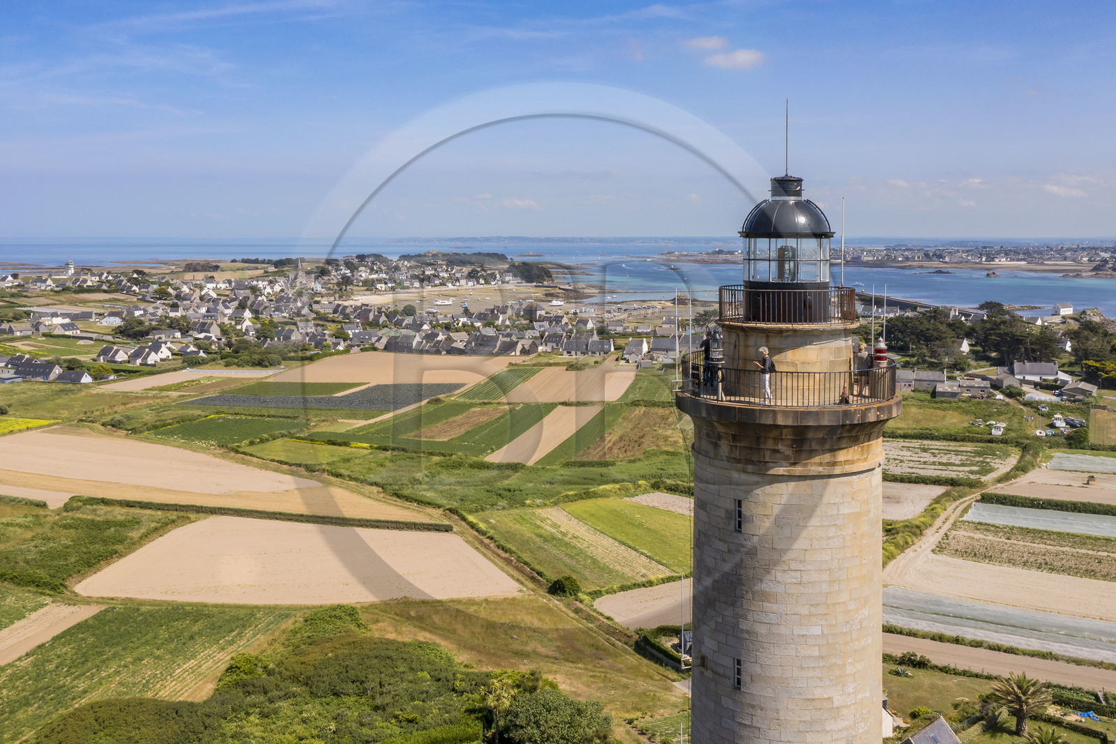 France, Finistère (29), Iles du Ponant, Ile de Batz, le phare mis en service en 1836 surplombe les champs de l'Ile (vue aérienne)