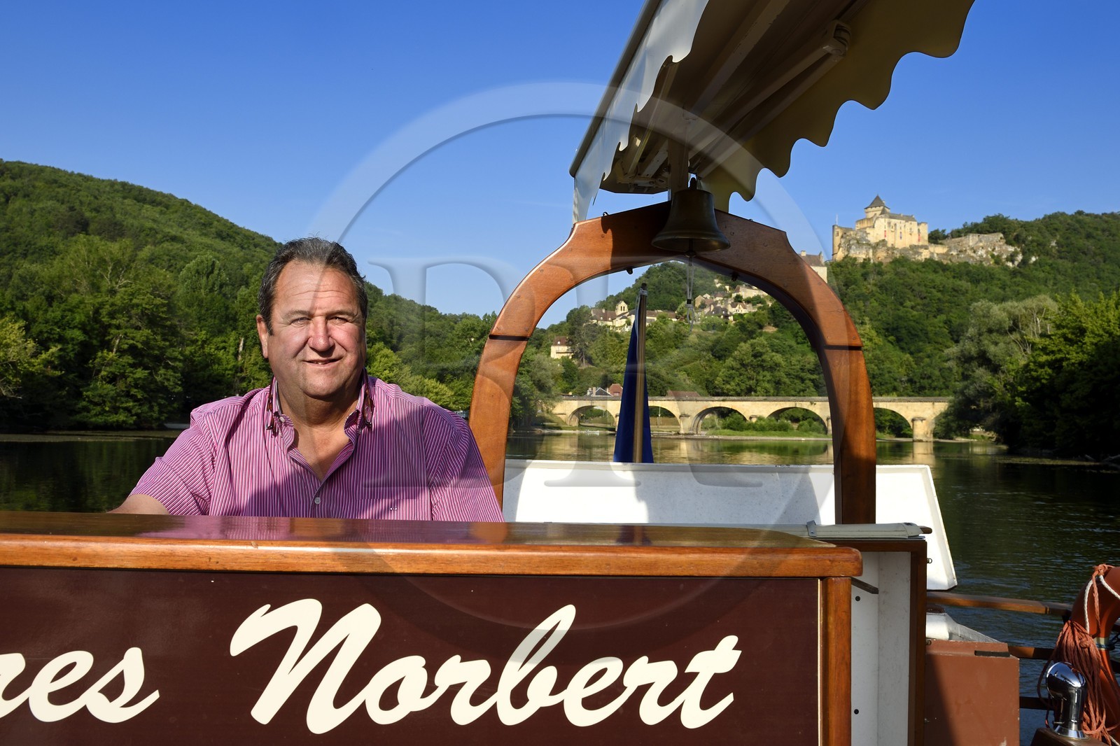 France, Dordogne (24), Périgord Noir, vallée de la Dordogne, gabare sur la rivière Dordogne en amont de Castelnaud-la-Chapelle, Michel Léger directeur des Gabares Norbert