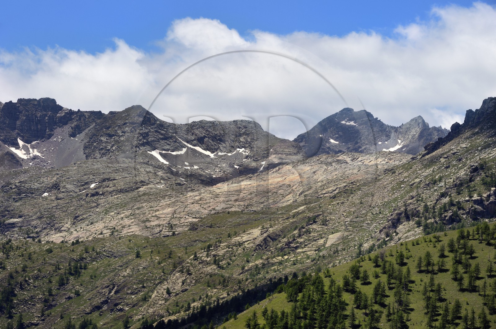 France, Alpes-Maritimes (06), parc national du Mercantour, Vallée de Fontanalbe, avec à droite sa dalle parsemée de milliers de gravures rupestres de l'Age de bronze et à gauche le Mont Bégo (2872m)